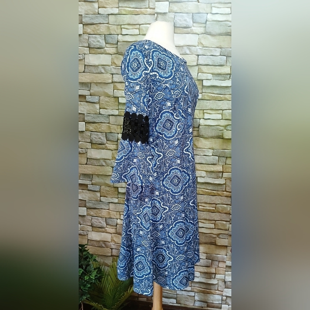 New Womens Medium Medallion Paisley Crochet Bell Sleeve Dress - Picture 3 of 6